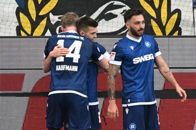 22 02 2025, xjhx, Fußball 2 Bundesliga, Karlsruher SC 1 FC Magdeburg v l Torjubel nach dem Tor zum celebrating the goal celebrate 3 1 durch Marvin Wanitzek Karlsruher SC KSC DFL DFB REGULATIONS PROHIBIT ANY USE OF PHOTOGRAPHS as IMAGE SEQUENCES and or QUASI VIDEO Karlsruhe