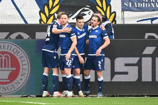 22 02 2025, xjhx, Fußball 2 Bundesliga, Karlsruher SC 1 FC Magdeburg v l Torjubel nach dem Tor zum celebrating the goal celebrate 3 1 durch Marvin Wanitzek Karlsruher SC KSC DFL DFB REGULATIONS PROHIBIT ANY USE OF PHOTOGRAPHS as IMAGE SEQUENCES and or QUASI VIDEO Karlsruhe