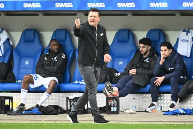 22 02 2025, xjhx, Soccer 2 Bundesliga, Karlsruher SC 1 FC Magdeburg v l Coach Coach Christian Titz 1 FC Magdeburg gives instructions, gesticulates, gesticulate with arms gives instructions, gesticulate DFL DFB REGULATIONS PROHIBIT ANY USE OF PHOTOGRAPHS as IMAGE SEQUENCES and or QUASI VIDEO Karlsruhe