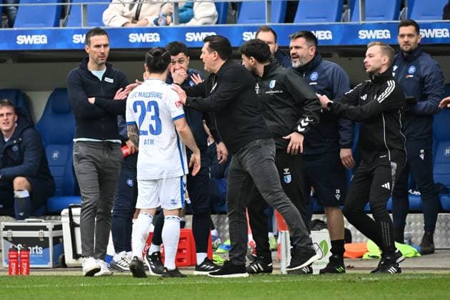 22 02 2025, xjhx, Soccer 2 Bundesliga, Karlsruher SC 1 FC Magdeburg v l Baris Atik 1 FC Magdeburg after the yellow red card Coach Christian Eichner Karlsruher SC KSC Co Coach Sirus Motekallemi Karlsruher SC KSC Coach Coach Christian Titz 1 FC Magdeburg Fourth Official Referee Martin Wilke DFL DFB REGULATIONS PROHIBIT ANY USE OF PHOTOGRAPHS as IMAGE SEQUENCES and or QUASI VIDEO Karlsruhe
