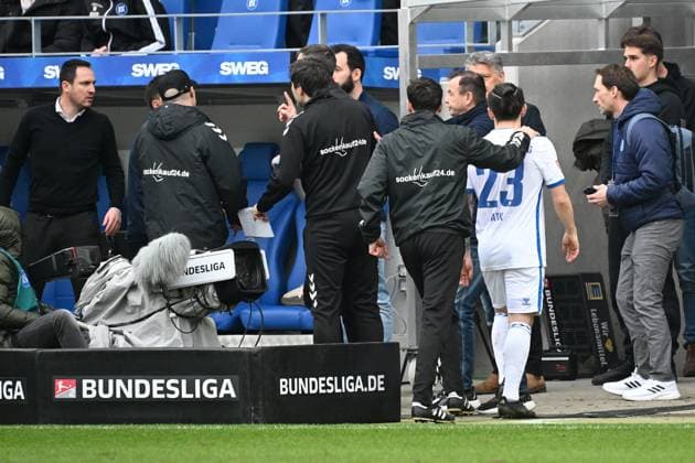 22 02 2025, xjhx, Soccer 2 Bundesliga, Karlsruher SC 1 FC Magdeburg v l Baris Atik 1 FC Magdeburg after the yellow red card DFL DFB REGULATIONS PROHIBIT ANY USE OF PHOTOGRAPHS as IMAGE SEQUENCES and or QUASI VIDEO Karlsruhe