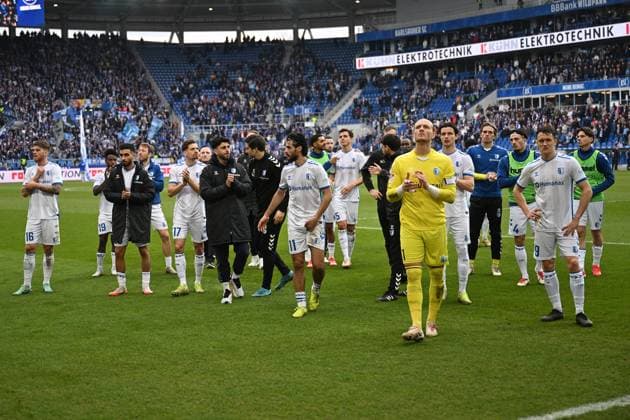 22 02 2025, xjhx, Soccer 2 Bundesliga, Karlsruher SC 1 FC Magdeburg v l Player of Magdeburg Disappointed, sad, frustrated DFL DFB REGULATIONS PROHIBIT ANY USE OF PHOTOGRAPHS as IMAGE SEQUENCES and or QUASI VIDEO Karlsruhe