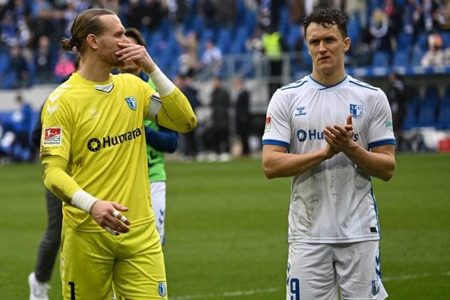 22 02 2025, xjhx, Soccer 2 Bundesliga, Karlsruher SC 1 FC Magdeburg v l Dominik Reimann 1 FC Magdeburg Martin Kaars 1 FC Magdeburg Disappointed, sad, frustrated DFL DFB REGULATIONS PROHIBIT ANY USE OF PHOTOGRAPHS as IMAGE SEQUENCES and or QUASI VIDEO Karlsruhe