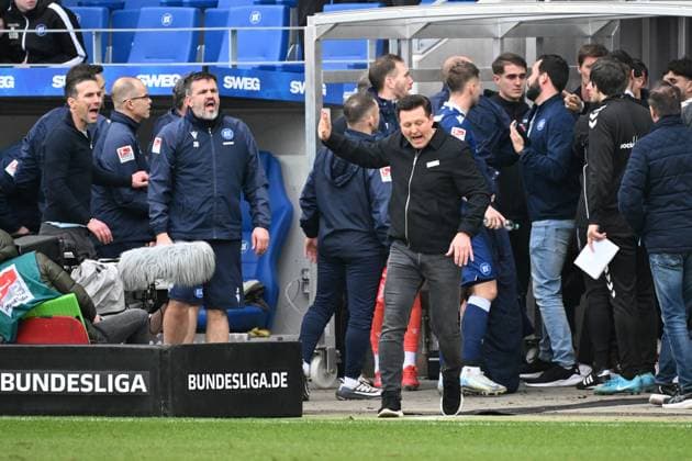 22 02 2025, xjhx, Fußball 2 Bundesliga, Karlsruher SC 1 FC Magdeburg v l Tumult Rudelbildung nach der gelb roten Karte für Baris Atik 1 FC Magdeburg Trainer Christian Eichner Karlsruher SC KSC Co Trainer Zlatan Bayramovic Karlsruher SC KSC Trainer Coach Christian Titz 1 FC Magdeburg DFL DFB REGULATIONS PROHIBIT ANY USE OF PHOTOGRAPHS as IMAGE SEQUENCES and or QUASI VIDEO Karlsruhe