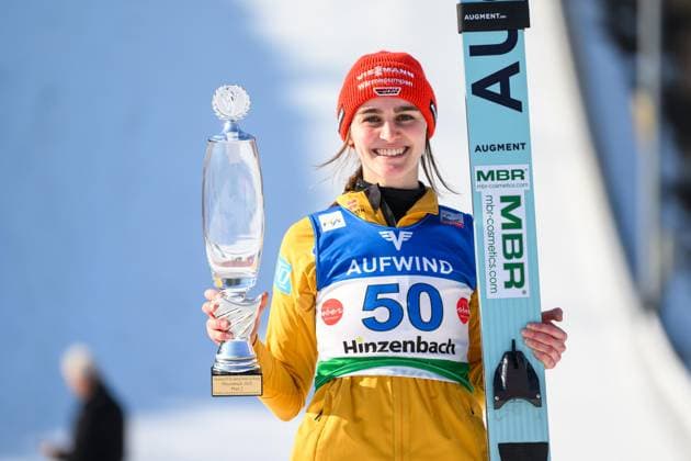 Bilder des Jahres 2025, Sport 02 Februar Sport Themen der Woche KW08 Sport Bilder des Tages Ski jumping, Skispringen, Ski, nordisch - FIS WC Hinzenbach HINZENBACH,AUSTRIA,22.FEB.25 - NORDIC SKIING, SKI JUMPING - FIS World Cup, normal hill, ladies. Image shows Selina Freitag (GER).  GEPAxpictures xChristianxMoser