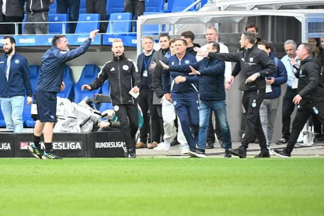 22 02 2025, xjhx, Fußball 2 Bundesliga, Karlsruher SC 1 FC Magdeburg v l Tumult Rudelbildung nach der gelb roten Karte für Baris Atik 1 FC Magdeburg Co Trainer Zlatan Bayramovic Karlsruher SC KSC Fourth Official Referee Martin Wilke DFL DFB REGULATIONS PROHIBIT ANY USE OF PHOTOGRAPHS as IMAGE SEQUENCES and or QUASI VIDEO Karlsruhe