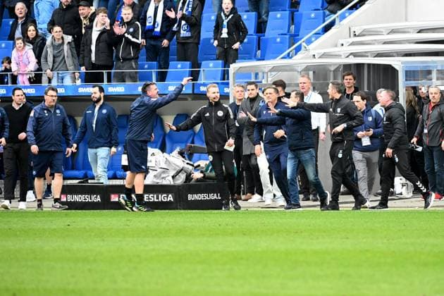 22 02 2025, xjhx, Fußball 2 Bundesliga, Karlsruher SC 1 FC Magdeburg v l Tumult Rudelbildung nach der gelb roten Karte für Baris Atik 1 FC Magdeburg Co Trainer Zlatan Bayramovic Karlsruher SC KSC Fourth Official Referee Martin Wilke DFL DFB REGULATIONS PROHIBIT ANY USE OF PHOTOGRAPHS as IMAGE SEQUENCES and or QUASI VIDEO Karlsruhe