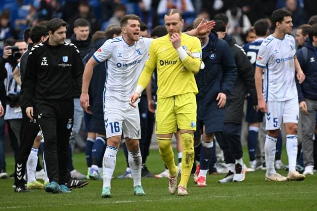 22 02 2025, xjhx, Soccer 2 Bundesliga, Karlsruher SC 1 FC Magdeburg v l Marcu Mathisen 1 FC Magdeburg Dominik Reimann 1 FC Magdeburg Disappointed, sad, frustrated DFL DFB REGULATIONS PROHIBIT ANY USE OF PHOTOGRAPHS as IMAGE SEQUENCES and or QUASI VIDEO Karlsruhe
