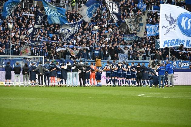 22 02 2025, xjhx, Fußball 2 Bundesliga, Karlsruher SC 1 FC Magdeburg v l Jubel, Freude über den Sieg beim KSC DFL DFB REGULATIONS PROHIBIT ANY USE OF PHOTOGRAPHS as IMAGE SEQUENCES and or QUASI VIDEO Karlsruhe