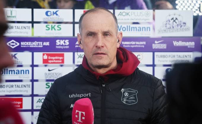 Aue, 22 02 2025, Erzgebirgsstadion, Fußball, 3 Liga, 25 Spieltag , FC Erzgebirge Aue vs SpVgg Unterhaching , Im Bild Trainer Heiko Herrlich, SpVgg Unterhaching , Nur für journalistische Zwecke Only for editorial use , DFB regulations prohibit any use of photographs as image sequences and or quasi video , Picture Point