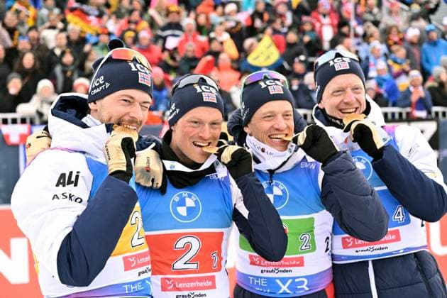 Bilder des Jahres 2025, Sport 02 Februar Sport Themen der Woche KW08 Sport Bilder des Tages LENZERHEIDE, SCHWEIZ 20250222 Sturla Holm Laegreid, Endre Stromsheim, Tarjei Bo och Johannes Thingnes Bo med sina guldmedaljer när Norge vinner herrarnas stafett 4x7,5 km vid skidskytte-VM i Schweiz. *** Bilden ingar i SPORTPAKET. För övriga BETALBILD *** LENZERHEIDE SCHWEIZ x10060x *** LENZERHEIDE, SWITZERLAND 20250222 Sturla Holm Laegreid, Endre Stromsheim, Tarjei Bo and Johannes Thingnes Bo with their gold medals as Norway wins the mens 4x7.5 km relay at the Biathlon World Championships in Switzerland Picture in SPORTPAKET For others PAYPICTURE LENZERHEIDE SWITZERLAND x10060x  Copyright: xHenrikxMontgomery TTx SKIDSKYTTE VM 2025 HERRARNAS STAFETT