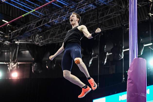 Bilder des Jahres 2025, Sport 02 Februar Sport Themen der Woche KW08 Sport Bilder des Tages 22nd February 2025; Utilita Arena, Birmingham, England; 2025 UK Indoor Athletics Championships Day 1; Rowan MAY of Birchfield Harriers competes in the men s pole vault and celebrates a successful clearance  ActionPlus12753059 GodfreyxPitt