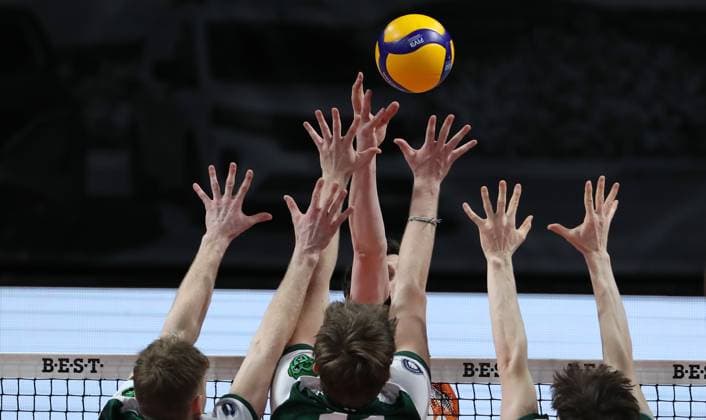 Jake Hanes in attack, Anton Jung, Karl Klehm, Lorenz Rudolf duel Game scene Action Symbol image Sport Volleyball Bundesliga Men Season 2024 2025 22 02 2025 BR Volleys Berlin BRV vs FW 1844 Freiburg