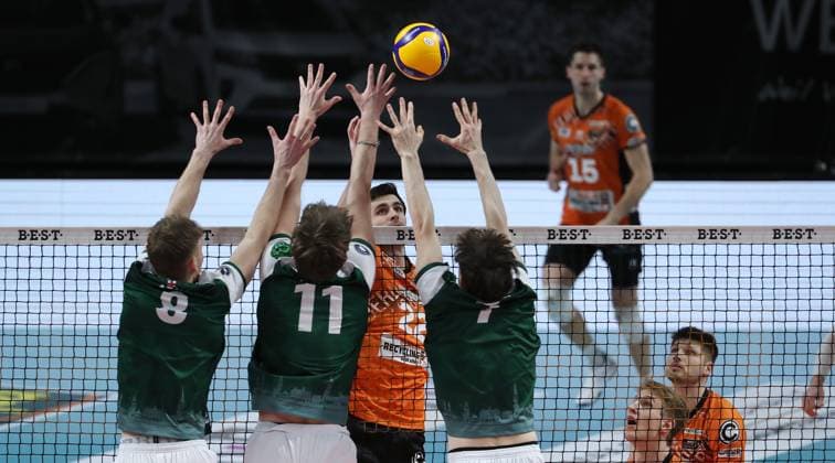 Jake Hanes in attack, Anton Jung, Karl Klehm, Lorenz Rudolf duel Game scene Action Symbol image Sport Volleyball Bundesliga Men Season 2024 2025 22 02 2025 BR Volleys Berlin BRV vs FW 1844 Freiburg