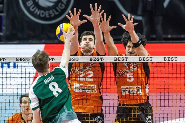 22 02 25, Berlin, Volleyball 1 Bundesliga, Men, Matchday 20, BR Volleys FT 1844 Freiburg, Max Schmeling Halle Berlins Jake Hanes and Berlins Nehemiah Mote block the ball from Anton Jung of FT 1844 Freiburg BR Volleys FT 1844 Freiburg