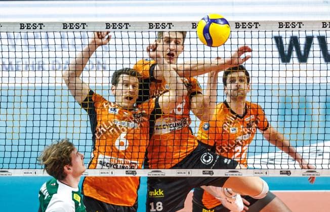 22 02 25, Berlin, Volleyball 1 Bundesliga, Men, Matchday 20, BR Volleys FT 1844 Freiburg, Max Schmeling Halle Berlins Johannes Tille, Berlins Florian Krage and Berlins Jake Hanes successfully block the ball BR Volleys FT 1844 Freiburg