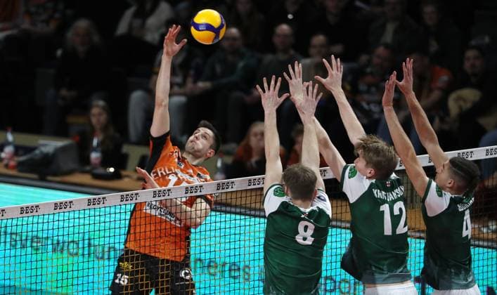 Moritz Reichert in attack, Anton Jung, Ian Parish, Kevin Kobrine duel Match scene Action Sport Volleyball Bundesliga Men Season 2024 2025 22 02 2025 BR Volleys Berlin BRV vs FW 1844 Freiburg
