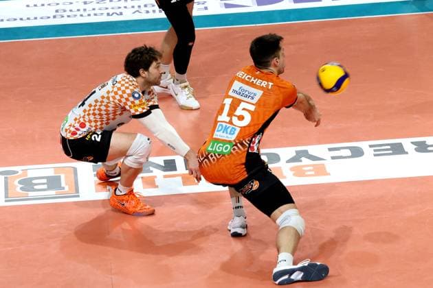 DEU, DVV, 1 VBL, BR Volleys vs FT 1844 Freiburg, 22 02 2025, Max Schmeling Halle, Berlin, DEU, DVV, 1 VBL, BR Volleys vs FT 1844 Freiburg, in the picture ball reception by Moritz Reichert BR Volleys 15 , Kyle Dagostino BR Volleys 24 Photo Juergen Engler nordphoto GmbH nordphotoxGmbHx xEngler nph00076
