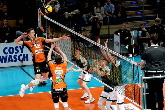 DEU, DVV, 1 VBL, BR Volleys vs FT 1844 Freiburg, 22 02 2025, Max Schmeling Halle, Berlin, DEU, DVV, 1 VBL, BR Volleys vs FT 1844 Freiburg, in the picture Florian Krage BR Volleys 18 , Johannes Tille BR Volleys 6 Photo Juergen Engler nordphoto GmbH nordphotoxGmbHx xEngler nph00076
