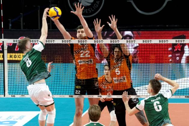 DEU, DVV, 1 VBL, BR Volleys vs FT 1844 Freiburg, 22 02 2025, Max Schmeling Halle, Berlin, DEU, DVV, 1 VBL, BR Volleys vs FT 1844 Freiburg, in the picture Jake Hanes BR Volleys 22 , Neheimjah Mote BR Volleys 5 , Anton Jung FT 1844 Freiburg 8 Foto Juergen Engler nordphoto GmbH nordphotoxGmbHx xEngler nph00076