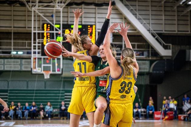Bilder des Jahres 2025, Sport 02 Februar Sport Themen der Woche KW08 Sport Bilder des Tages Basketball Berlin 22.02.2025 Saison 2024 2025 Toyota DBBL 1. Bundesliga Frauen, Damen Alba Berlin - Rutronik Stars Keltern Alexandra Wilke (Keltern, No.03) Emily Kiser (Alba, No.33) Nina Rosemeyer (Alba, No.11) *** Basketball Berlin 22 02 2025 Season 2024 2025 Toyota DBBL 1 Bundesliga Women, Women Alba Berlin Rutronik Stars Keltern Alexandra Wilke Keltern, No 03 Emily Kiser Alba, No 33 Nina Rosemeyer Alba, No 11