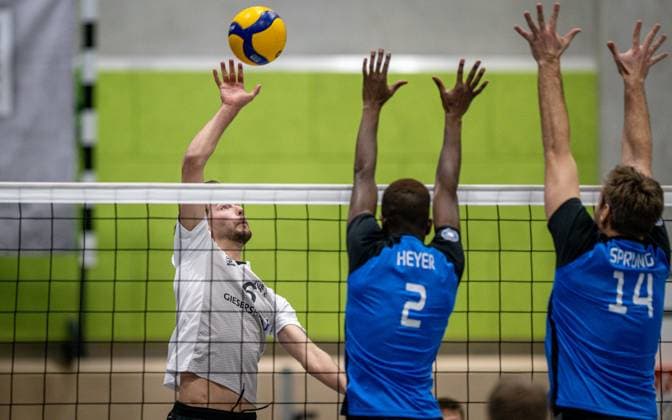 Volleyball, Season 2024 2025, 2 Bundesliga Nord, 22 02 2025, 18 Matchday, Men, TuB Bocholt white vs PSV Neustrelitz blue v l Ben Stoverink TuB Bocholt , Jordan Heyer PSV Neustrelitz , Paul Sprung PSV Neustrelitz , Bocholt Sporthalle West Nordrhein Westfalen Germany 250222_vb_tub-bocholt_psv-neustrelitz_38545