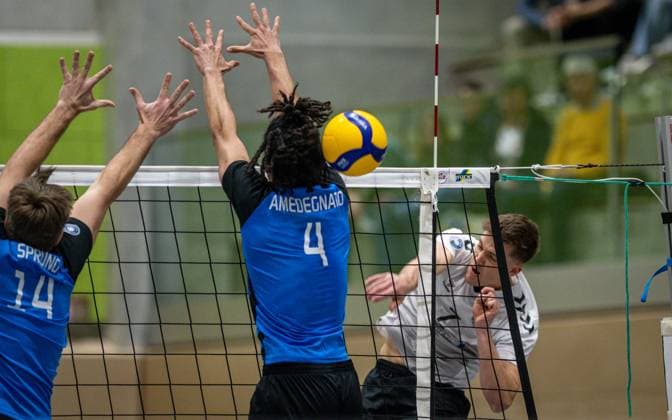 Volleyball, Season 2024 2025, 2 Bundesliga Nord, 22 02 2025, 18 Matchday, Men, TuB Bocholt white vs PSV Neustrelitz blue v l Paul Sprung PSV Neustrelitz , Novissi Felix Amedegnato PSV Neustrelitz , Luis Kubo TuB Bocholt , Bocholt Sporthalle West Nordrhein Westfalen Germany 250222_vb_tub-bocholt_psv-neustrelitz_38553