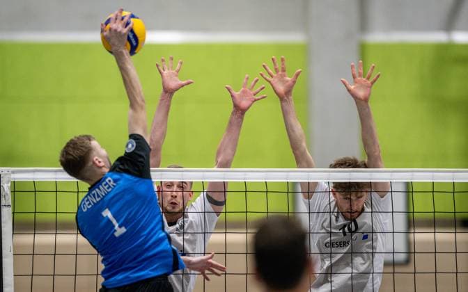Volleyball, Season 2024 2025, 2 Bundesliga Nord, 22 02 2025, 18 Matchday, Men, TuB Bocholt white vs PSV Neustrelitz blue v l Jesco Genzmer PSV Neustrelitz , Noah van Dam TuB Bocholt , Tom Doerpinghaus TuB Bocholt , Bocholt Sporthalle West Nordrhein Westfalen Germany 250222_vb_tub-bocholt_psv-neustrelitz_38554