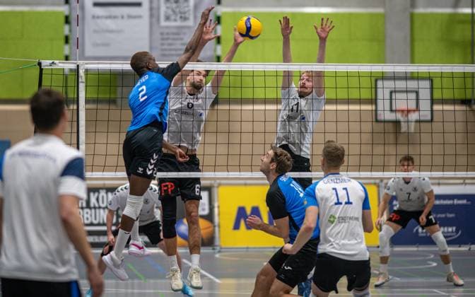 Volleyball, Season 2024 2025, 2 Bundesliga Nord, 22 02 2025, 18 Matchday, Men, TuB Bocholt white vs PSV Neustrelitz blue v l Jordan Heyer PSV Neustrelitz , Ben Stoverink TuB Bocholt , Thomas Wittkowski TuB Bocholt , Paul Sprung PSV Neustrelitz , Jacob Genzmer Libero PSV Neustrelitz , Bocholt Sporthalle West Nordrhein Westfalen Germany 250222_vb_tub-bocholt_psv-neustrelitz_38567