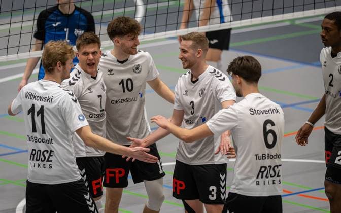 Volleyball, Season 2024 2025, 2 Bundesliga Nord, 22 02 2025, 18 Matchday, Men, TuB Bocholt white vs PSV Neustrelitz blue v l Thomas Wittkowski TuB Bocholt , Luis Kubo TuB Bocholt , Tom Doerpinghaus TuB Bocholt , Noah van Dam TuB Bocholt , Ben Stoverink TuB Bocholt , Rudy Schneider TuB Bocholt , Bocholt Sporthalle West Nordrhein Westfalen Germany 250222_vb_tub-bocholt_psv-neustrelitz_38594