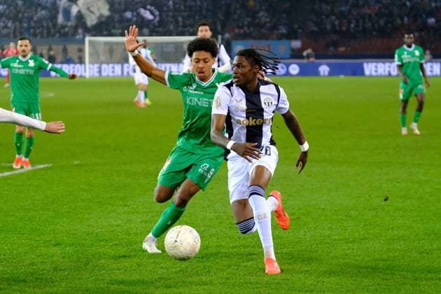 Fc Zürich Forward Jahnoah Markelo (26) protects the ball from Fc Zürich Forward Juan Jose Perea (9) CSSL - 202425 - FCZ vs YVERDON - - ZURYVE Zurich Stadion Letzigrund Zürich Schweiz Copyright: xSergioxBrunettix