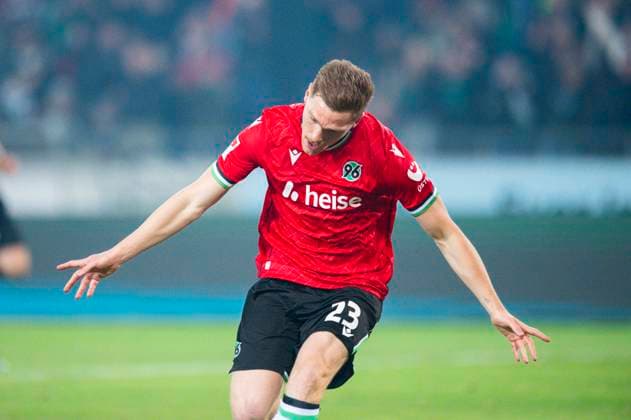 22 02 2025 Soccer, 2024 2025, 2 Bundesliga, Matchday 21, Hannover 96 SC Paderborn 07 Marcel Halstenberg Hannover cheers after his goal for 1 0 DFL REGULATIONS PROHIBIT ANY USE OF PHOTOGRAPHS AS IMAGE SEQUENCES AND OR QUASI VIDEO Hannover Lower Saxony Germany Heinz von Heiden Arena
