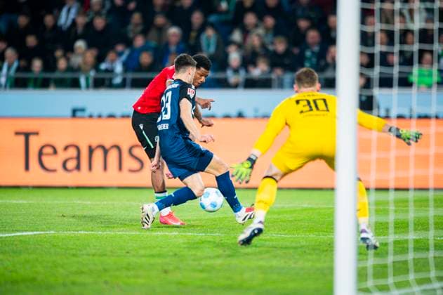 22 02 2025 Soccer, 2024 2025, 2 Bundesliga, Matchday 21, Hannover 96 SC Paderborn 07 L R Jessic Ngankam Hannover , Raphael Obermair Paderborn , Markus Schubert Paderborn DFL REGULATIONS PROHIBIT ANY USE OF PHOTOGRAPHS AS IMAGE SEQUENCES AND OR QUASI VIDEO Hannover Lower Saxony Germany Heinz von Heiden Arena