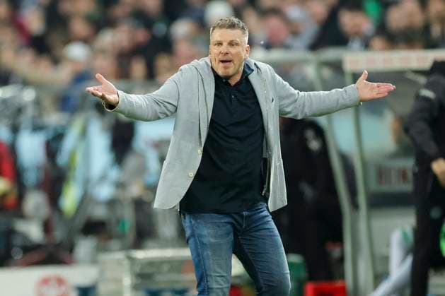 Coach Lukas Kwasniok SC Paderborn 07 gestures, 2 Bundesliga, Hannover 96 vs SC Paderborn 07, Heinz von Heiden Arena on February 22, 2025 in Hanover, Germany Photo by Marco Steinbrenner DeFodi Images Coach Lukas Kwasniok SC Paderborn 07 gestures, 2 Bundesliga, Hannover 96 vs SC Paderborn 07, Heinz von Heiden Arena, February 22, 2025 in Hanover, Germany Photo by Marco Steinbrenner DeFodi Images DFB DFL REGULATIONS PROHIBIT ANY USE OF PHOTOGRAPHS AS IMAGE SEQUENCES AND OR QUASI VIDEO