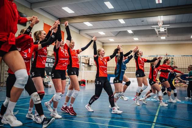 Volleyball Women Season 2024 2025 2 Volleyball Bundesliga Women Pro ETV Hamburg vs Allbau Volleys Essen 22 02 2025 Laola after the victory of ETV Hamburg Lokstedter Steindamm 52 Hamburg Germany