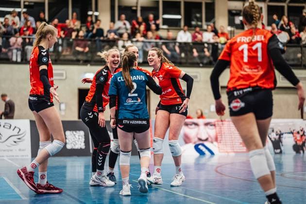 Volleyball Women Season 2024 2025 2 Volleyball Bundesliga Women Pro ETV Hamburg vs Allbau Volleys Essen 22 02 2025 Cheers at ETV, in the middle Luise Klein 9, ETV Hamburg and Louisa Krams 17, ETV Hamburg Hamburg Lokstedter Steindamm 52 Hamburg Germany