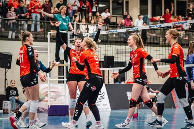 Volleyball Women Season 2024 2025 2 Volleyball Bundesliga Women Pro ETV Hamburg vs Allbau Volleys Essen 22 02 2025 Cheering at ETV, in the middle Louisa Krams 17, ETV Hamburg Hamburg Lokstedter Steindamm 52 Hamburg Germany