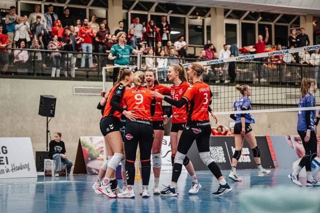 Volleyball Women Season 2024 2025 2 Volleyball Bundesliga Women Pro ETV Hamburg vs Allbau Volleys Essen 22 02 2025 Cheering at ETV, in the middle Louisa Krams 17, ETV Hamburg Hamburg Lokstedter Steindamm 52 Hamburg Germany