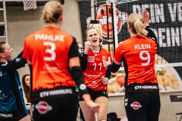 Volleyball Women Season 2024 2025 2 Volleyball Bundesliga Women Pro ETV Hamburg vs Allbau Volleys Essen 22 02 2025 Cheering at ETV, in the middle Svea Frobel 11, ETV Hamburg Hamburg Lokstedter Steindamm 52 Hamburg Germany