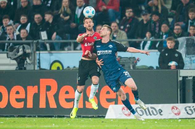 22.02.2025 - Fußball, 2024 2025, 2. Bundesliga, 21. Spieltag, Hannover 96 - SC Paderborn 07: (L-R) Boris Tomiak (Hannover), Tjark Scheller (Paderborn) DFL REGULATIONS PROHIBIT ANY USE OF PHOTOGRAPHS AS IMAGE SEQUENCES AND OR QUASI-VIDEO. Hannover Niedersachsen Deutschland Heinz von Heiden Arena
