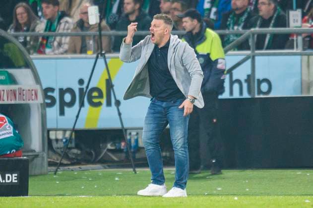 22 02 2025 Soccer, 2024 2025, 2 Bundesliga, 21 Matchday, Hannover 96 SC Paderborn 07 Lukas Kwasniok Coach Paderborn DFL REGULATIONS PROHIBIT ANY USE OF PHOTOGRAPHS AS IMAGE SEQUENCES AND OR QUASI VIDEO Hannover Lower Saxony Germany Heinz von Heiden Arena