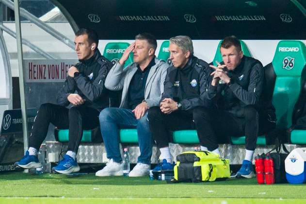 22 02 2025 Soccer, 2024 2025, 2 Bundesliga, Matchday 21, Hannover 96 SC Paderborn 07 2L Lukas Kwasniok Coach Paderborn on the bench, substitutes bench DFL REGULATIONS PROHIBIT ANY USE OF PHOTOGRAPHS AS IMAGE SEQUENCES AND OR QUASI VIDEO Hannover Lower Saxony Germany Heinz von Heiden Arena
