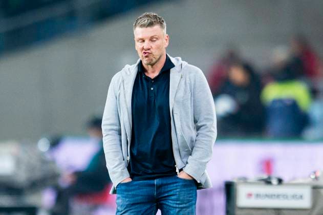 22 02 2025 Soccer, 2024 2025, 2 Bundesliga, 21 Matchday, Hannover 96 SC Paderborn 07 Lukas Kwasniok Coach Paderborn DFL REGULATIONS PROHIBIT ANY USE OF PHOTOGRAPHS AS IMAGE SEQUENCES AND OR QUASI VIDEO Hannover Lower Saxony Germany Heinz von Heiden Arena