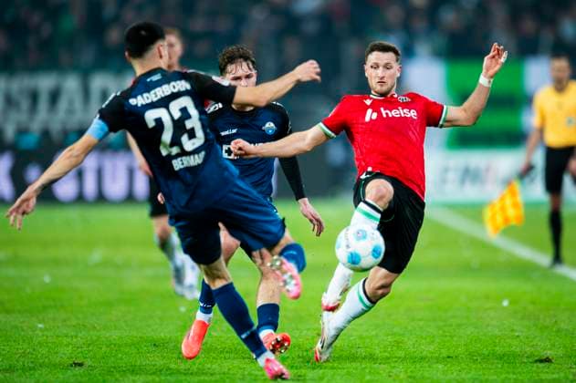 22 02 2025 Soccer, 2024 2025, 2 Bundesliga, Matchday 21, Hannover 96 SC Paderborn 07 L R Raphael Obermair Paderborn , Enzo Leopold Hannover DFL REGULATIONS PROHIBIT ANY USE OF PHOTOGRAPHS AS IMAGE SEQUENCES AND OR QUASI VIDEO Hannover Lower Saxony Germany Heinz von Heiden Arena