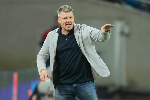 Coach Lukas Kwasniok SC Paderborn 07 gestures, 2 Bundesliga, Hannover 96 vs SC Paderborn 07, Heinz von Heiden Arena on February 22, 2025 in Hanover, Germany Photo by Marco Steinbrenner DeFodi Images Coach Lukas Kwasniok SC Paderborn 07 gestures, 2 Bundesliga, Hannover 96 vs SC Paderborn 07, Heinz von Heiden Arena, February 22, 2025 in Hanover, Germany Photo by Marco Steinbrenner DeFodi Images DFB DFL REGULATIONS PROHIBIT ANY USE OF PHOTOGRAPHS AS IMAGE SEQUENCES AND OR QUASI VIDEO