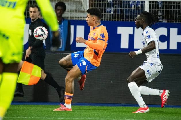 FOOTBALL :AJ Auxerre vs Olympique de Marseille - Ligue 1 - JournÃ e 23 - 21 02 2025 Luis Henrique (OM) Gideon Mensah (AJ Auxerre) AuxerreFrance  Copyright: xBaptistexAutissierx