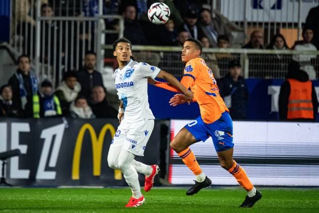 FOOTBALL :AJ Auxerre vs Olympique de Marseille - Ligue 1 - JournÃ e 23 - 21 02 2025 Clement Akpa (AJ Auxerre) Mason Greenwood (OM) AuxerreFrance  Copyright: xBaptistexAutissierx