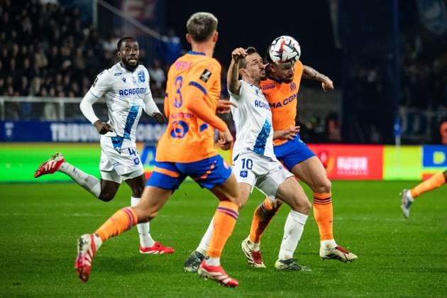 FOOTBALL :AJ Auxerre vs Olympique de Marseille - Ligue 1 - JournÃ e 23 - 21 02 2025 Pierre-Emile Hojbjerg (OM) GaÃ«tan Perrin (AJ Auxerre) AuxerreFrance  Copyright: xBaptistexAutissierx