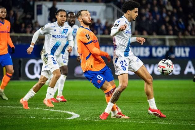 FOOTBALL :AJ Auxerre vs Olympique de Marseille - Ligue 1 - JournÃ e 23 - 21 02 2025 Amine Gouiri (OM) Ki-Jana Hoever (AJ Auxerre) AuxerreFrance  Copyright: xBaptistexAutissierx