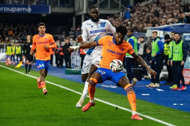 FOOTBALL :AJ Auxerre vs Olympique de Marseille - Ligue 1 - JournÃ e 23 - 21 02 2025 Lassine Sinayoko (AJ Auxerre) Amir Murillo (OM) AuxerreFrance  Copyright: xBaptistexAutissierx